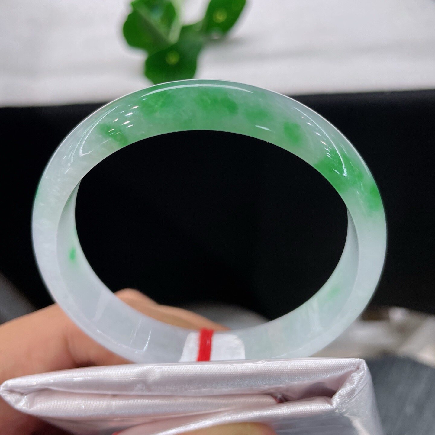 翡翠A货手镯阳绿飘翠58.7缅甸天然老坑玉镯白底青镯子意境优雅