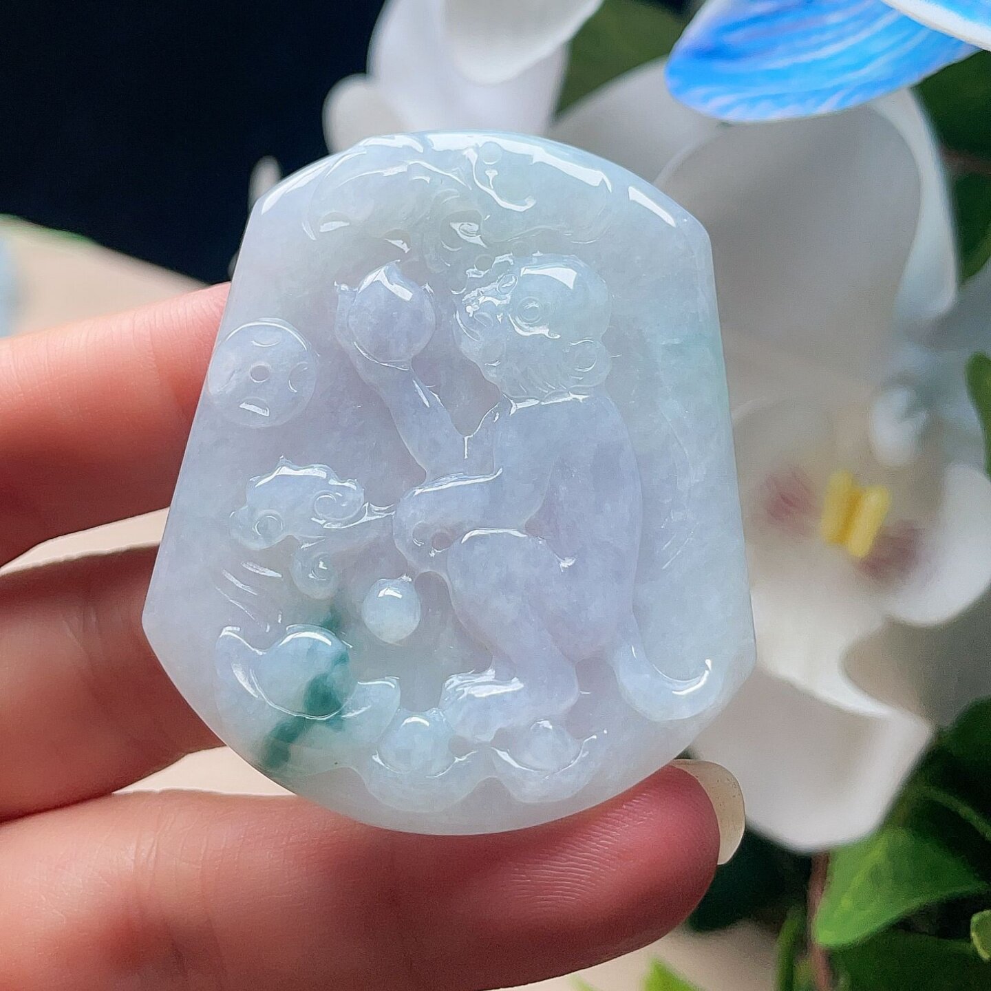 天然翡翠生肖猴吊坠乳白淡绿飘花