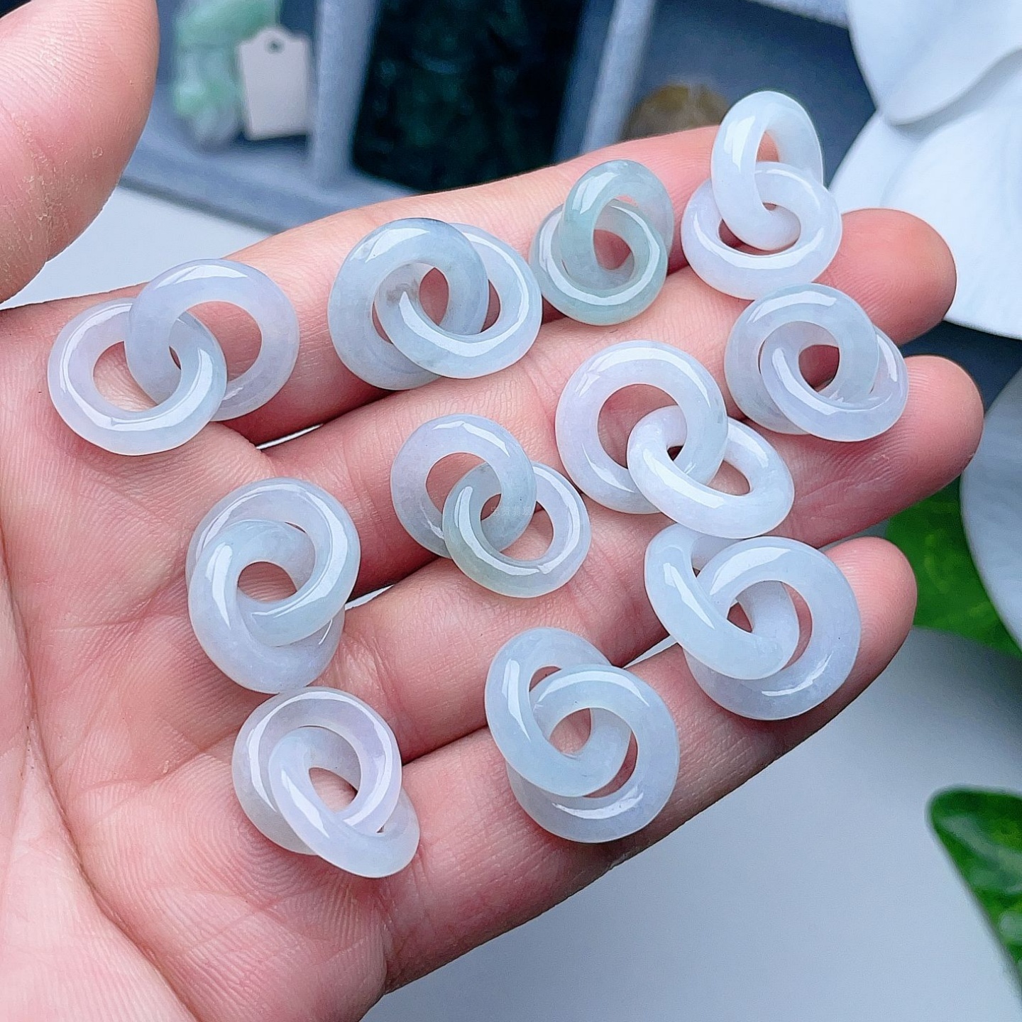 天然翡翠环环相扣乳白淡绿飘花