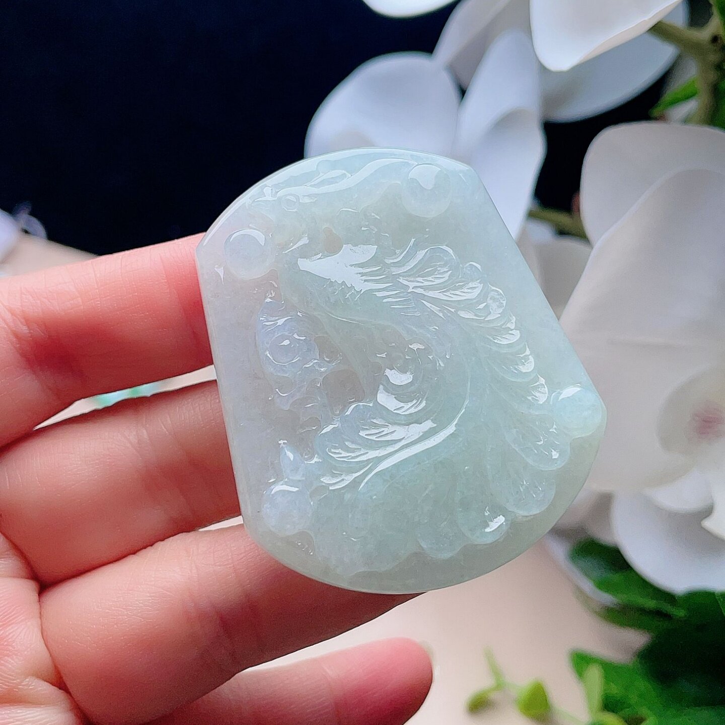 天然翡翠孔雀开屏吊坠淡绿吉祥