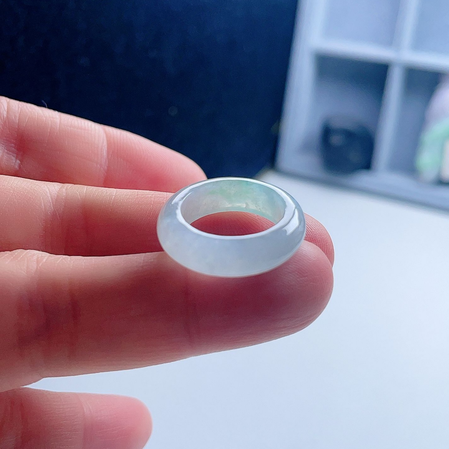 天然翡翠戒指乳白淡绿飘阳绿清新