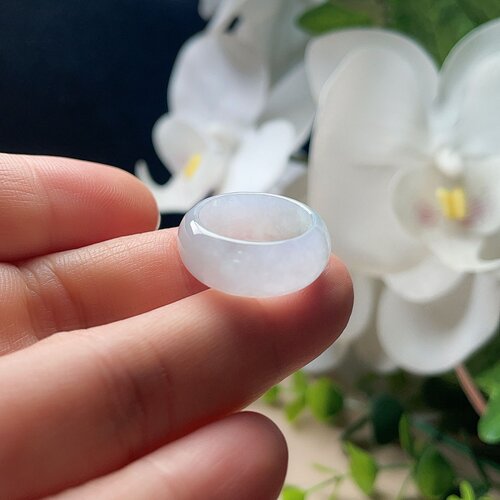 天然翡翠宽边戒指乳白淡绿玉指环