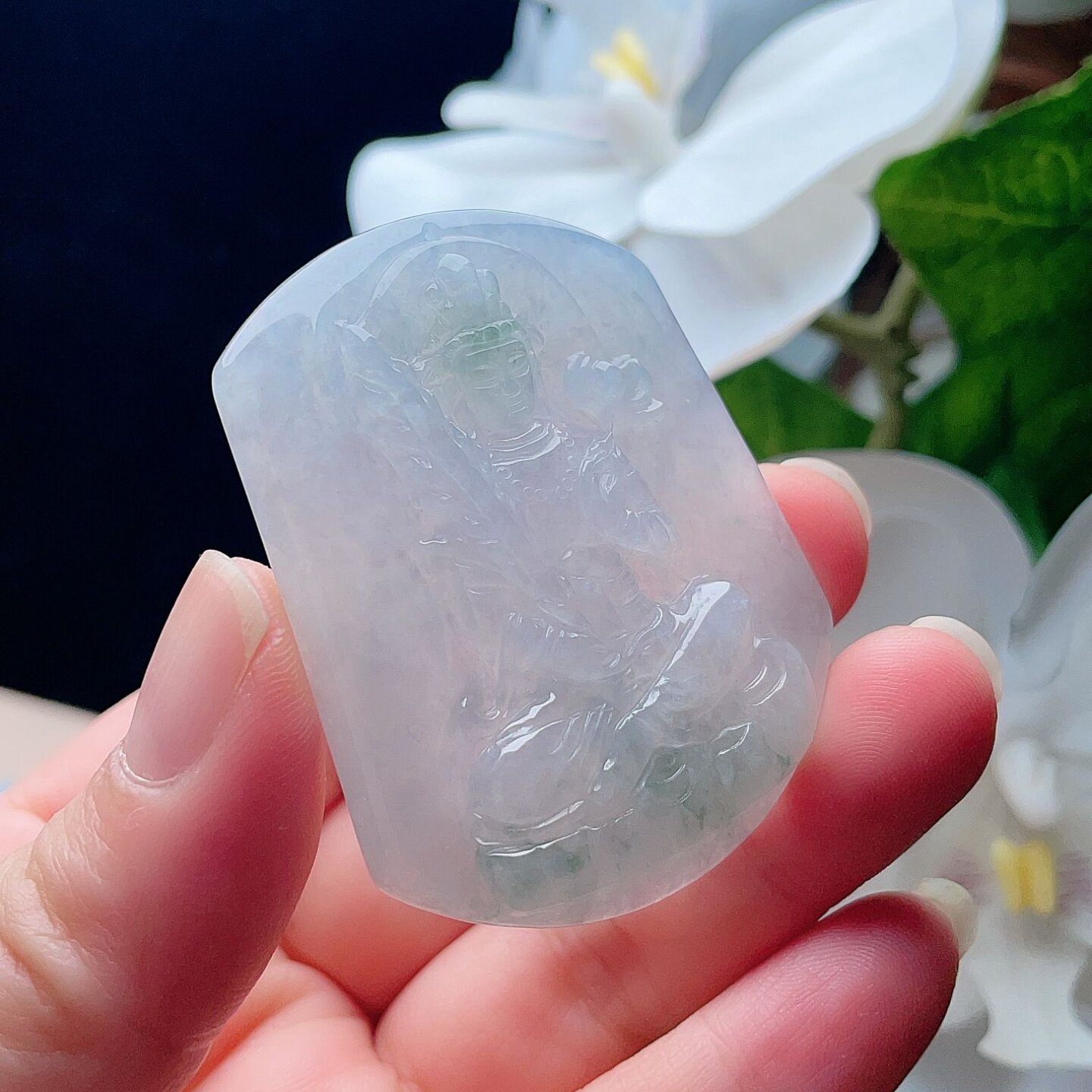 天然翡翠虚空藏菩萨吊坠乳白飘花