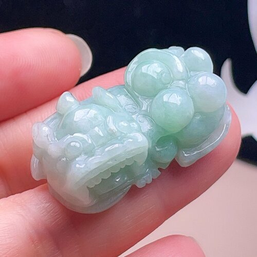 天然翡翠霸王貔貅吊坠乳白淡阳绿