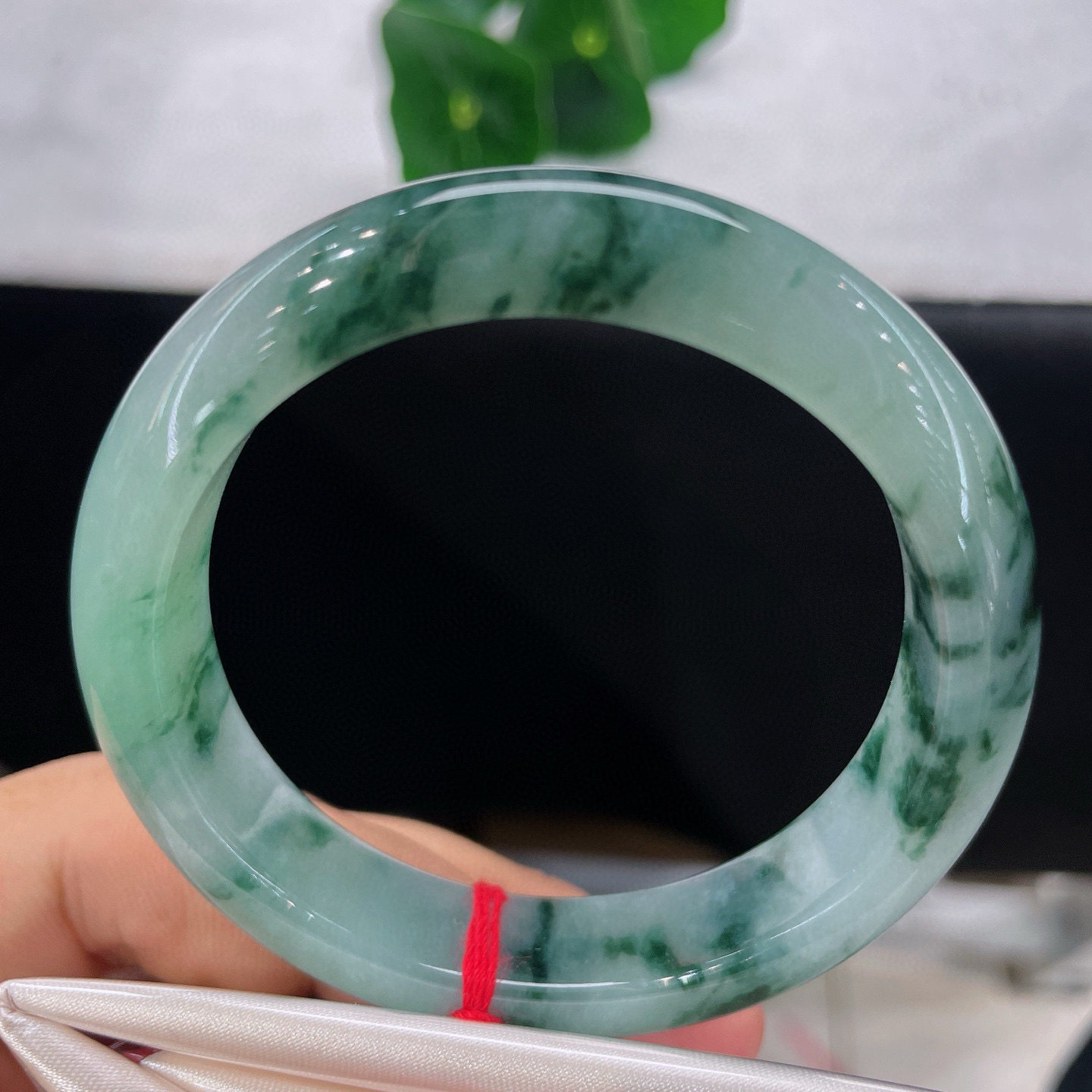 天然A货翡翠手镯飘蓝花正圈52圈口缅甸老坑冰糯飘花玉镯意境儒雅