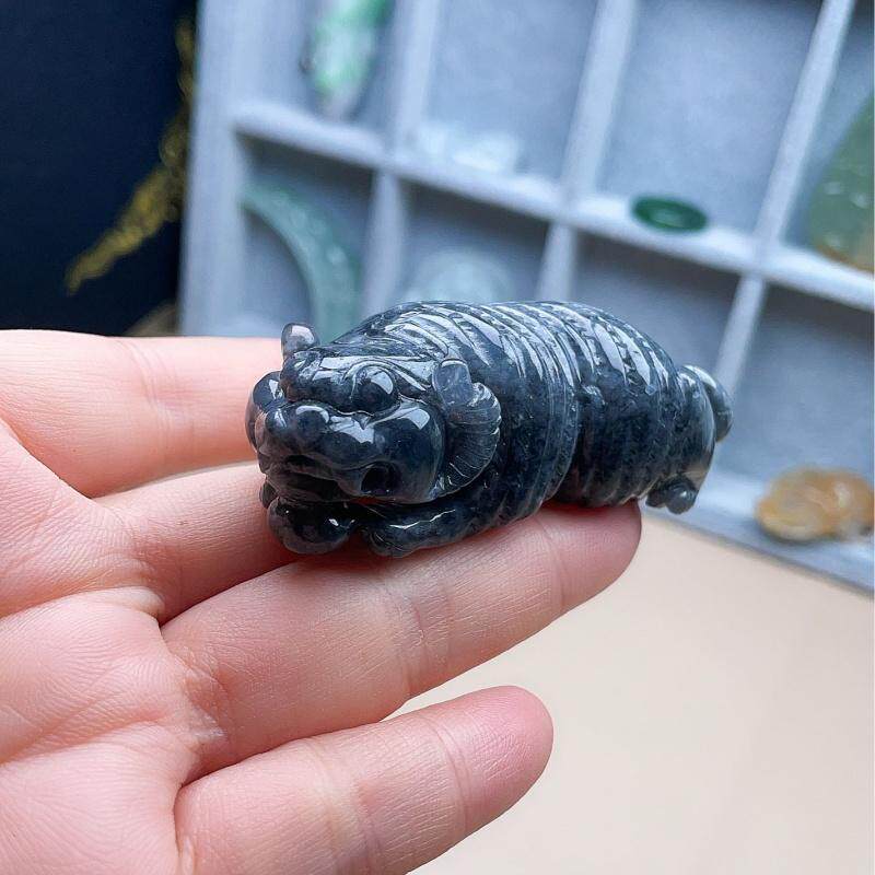 天然翡翠生肖虎小手把件灰黑霸气