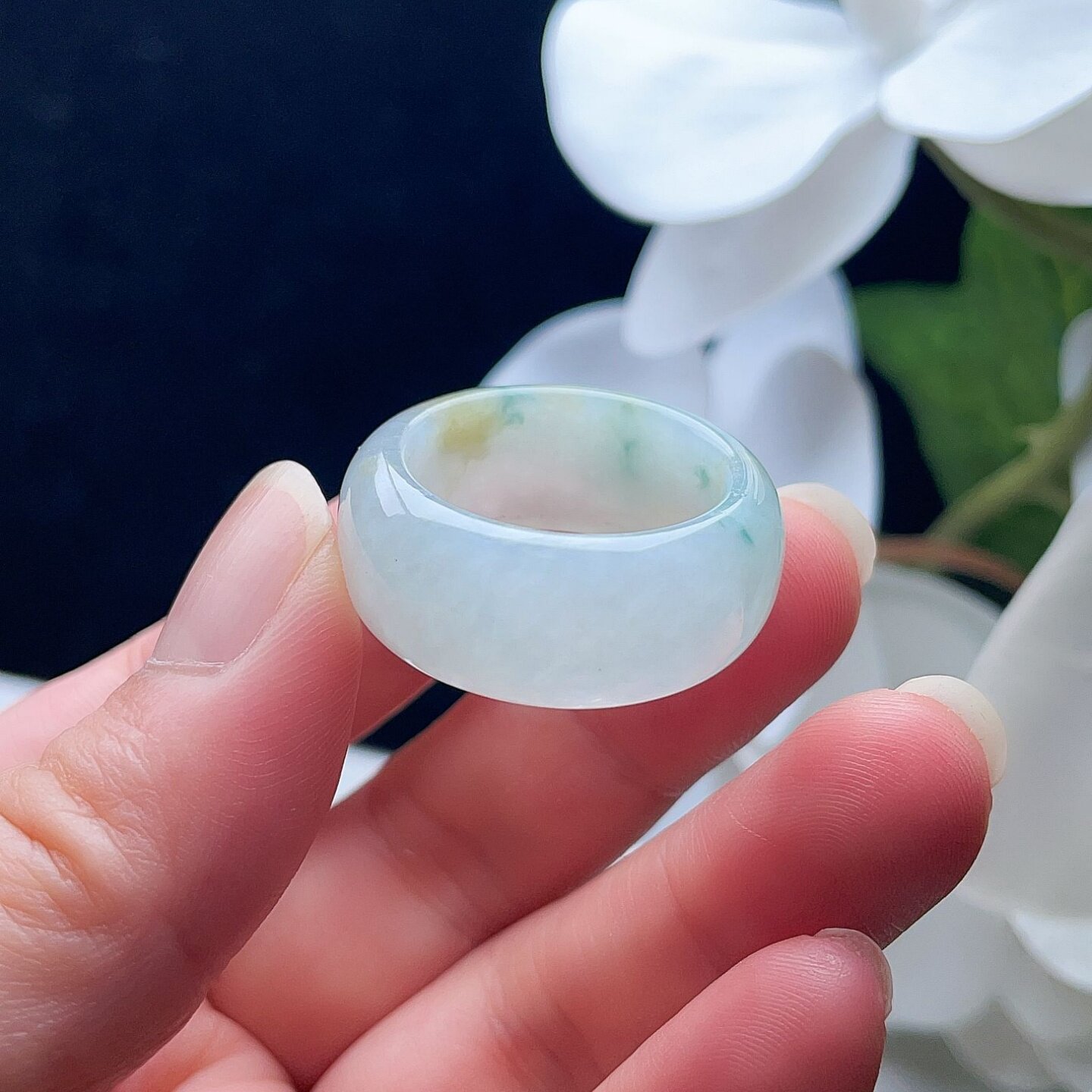 天然翡翠宽边戒指乳白飘黄绿扳指