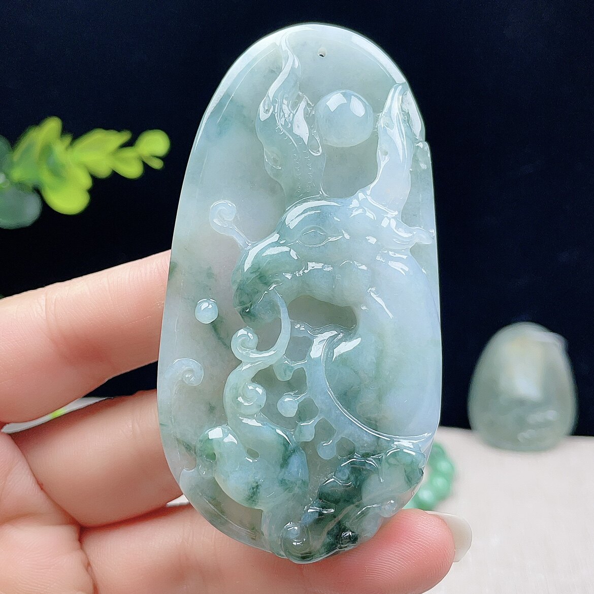 冰糯种淡绿翡翠飘花长寿鹿吊坠
