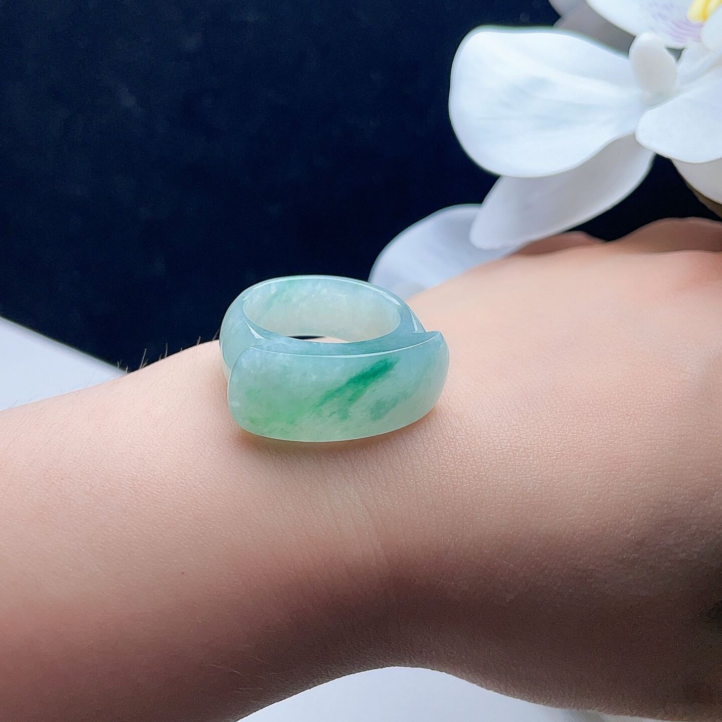 天然翡翠马鞍戒指淡绿阳绿跑环