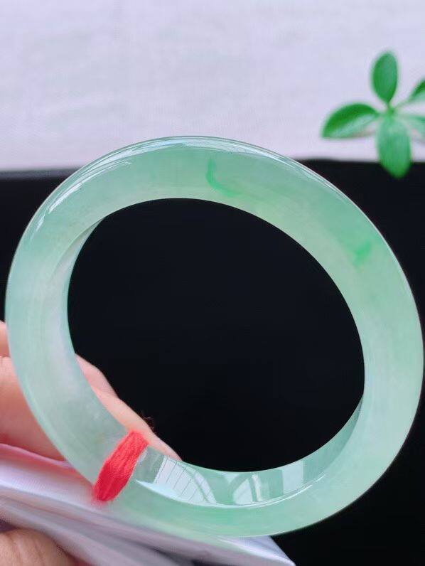 天然A货翡翠手镯淡绿飘阳绿56.6mm缅甸老坑正圈玉镯晴水嫩绿镯子