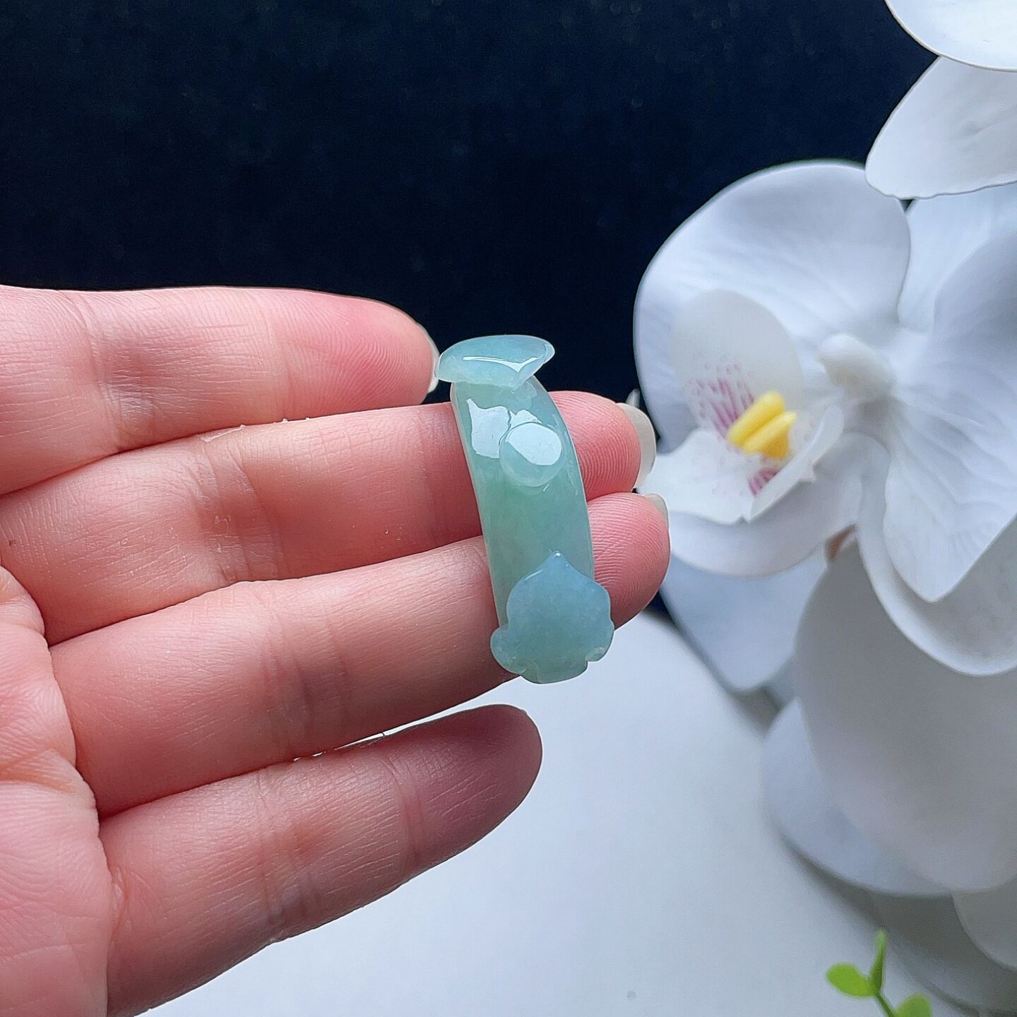 天然翡翠如意弯手牌阳绿飘菠菜绿