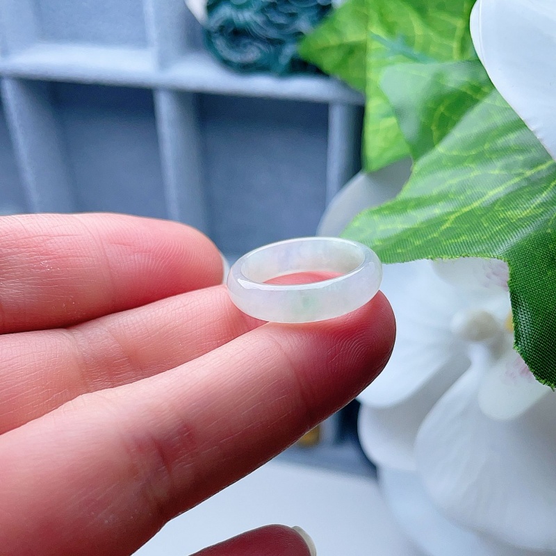 天然翡翠戒指乳白飘绿清新秀气