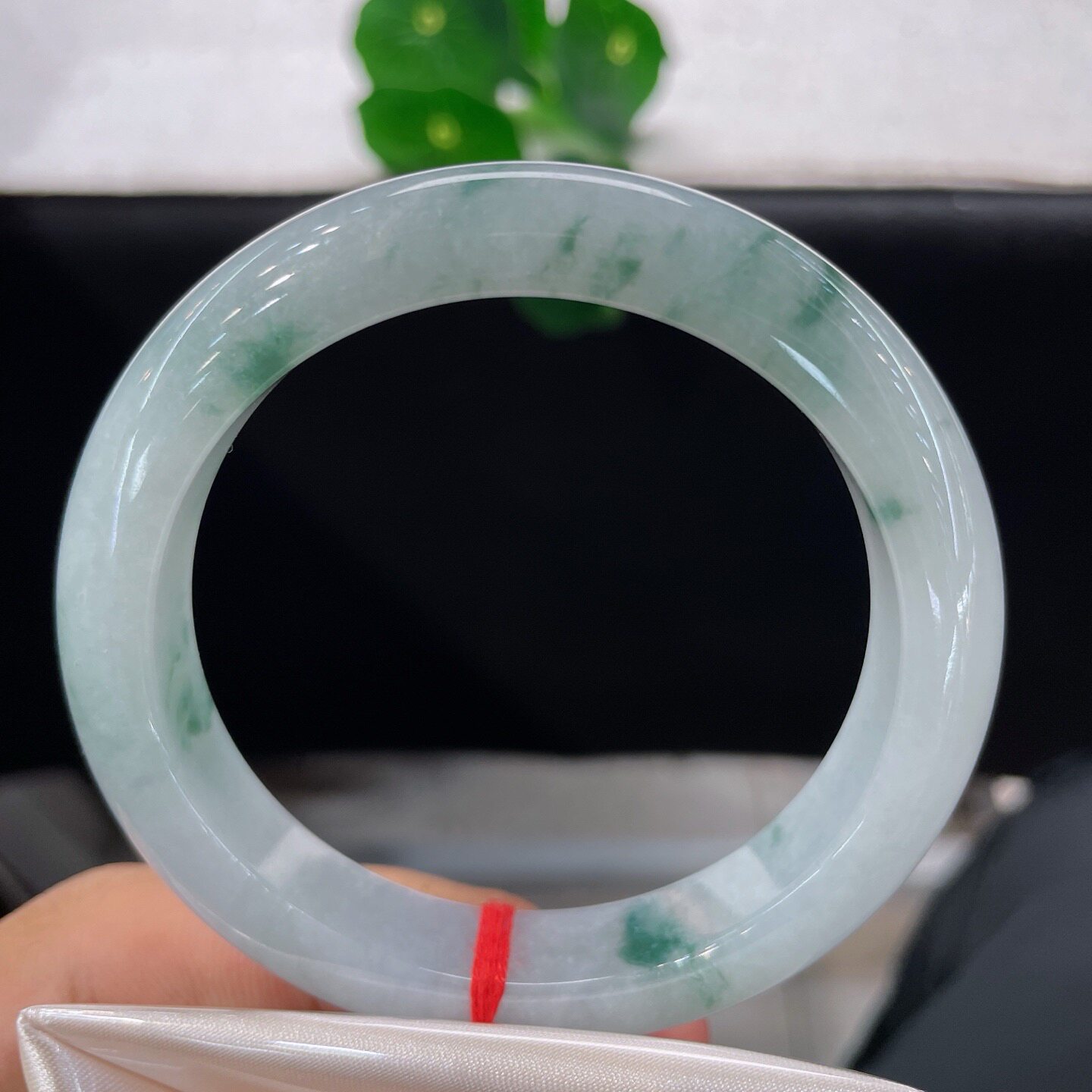 天然A货翡翠手镯乳白飘花57.6mm缅甸老坑玉镯白底蓝花玉手环
