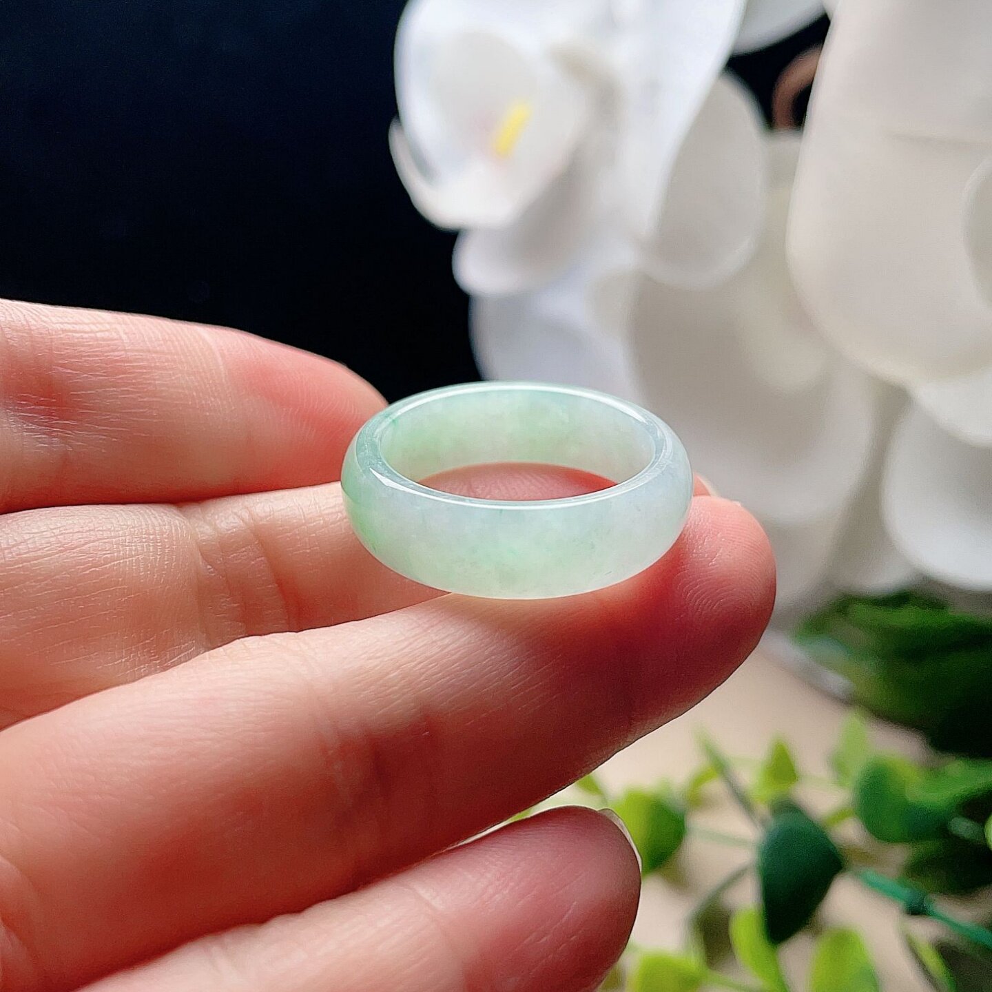 天然翡翠宽边戒指乳白淡绿飘阳绿