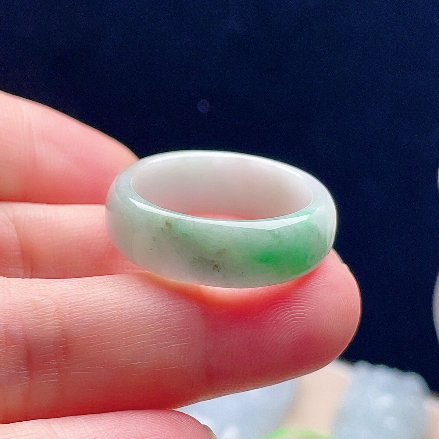天然翡翠宽边戒指乳白淡绿飘阳绿