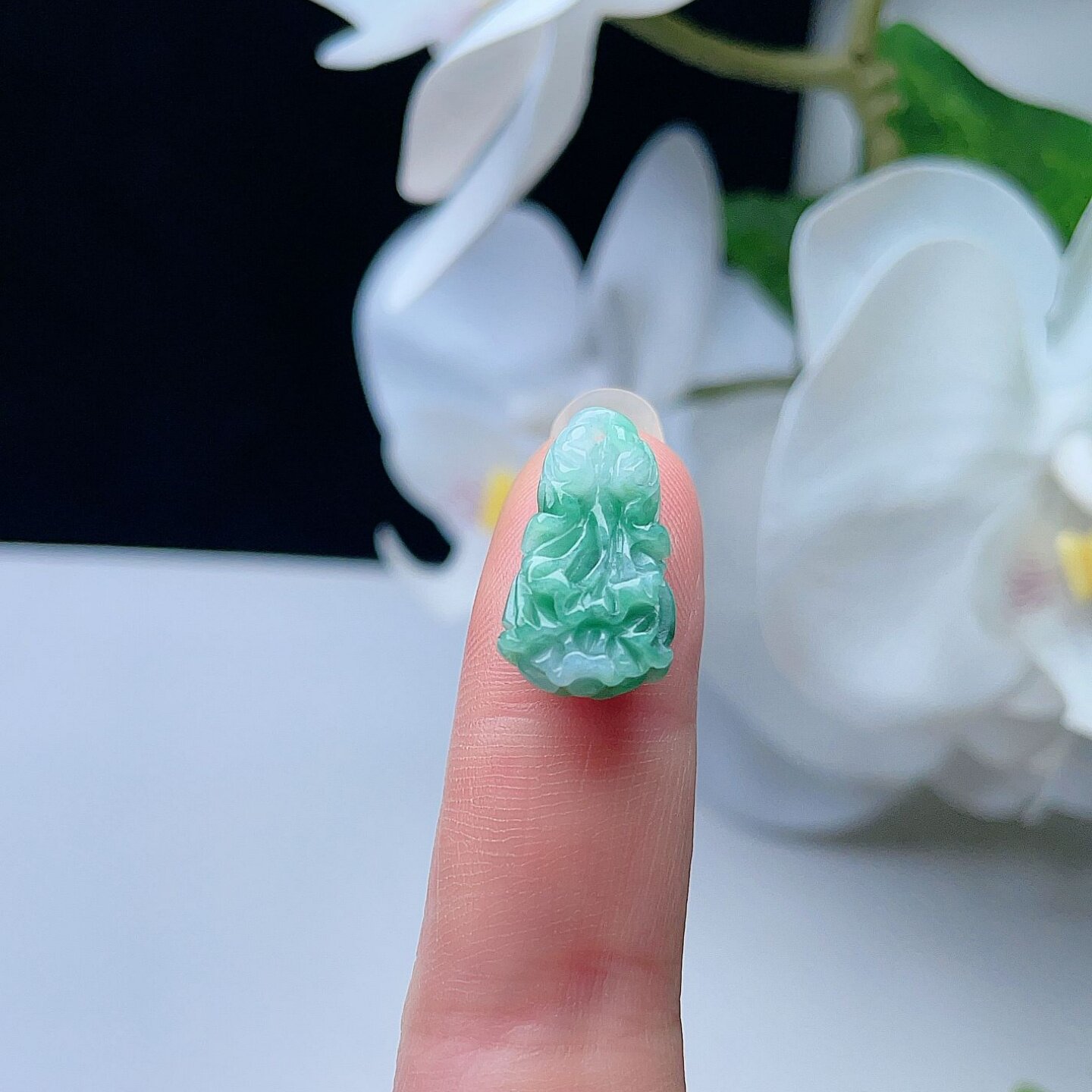 天然翡翠小白菜吊坠淡绿飘阳绿