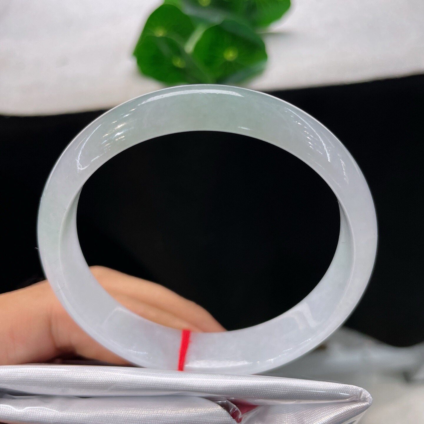 天然A货翡翠手镯冰晴水绿58.9mm缅甸老坑玉镯清爽淡雅乳白镯子