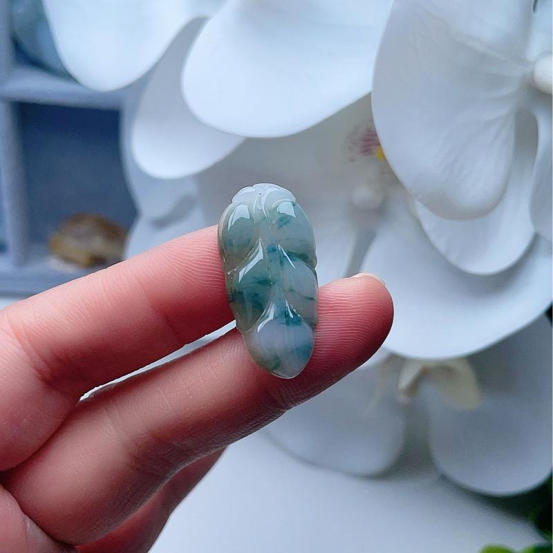 天然翡翠叶子吊坠乳白淡绿飘花