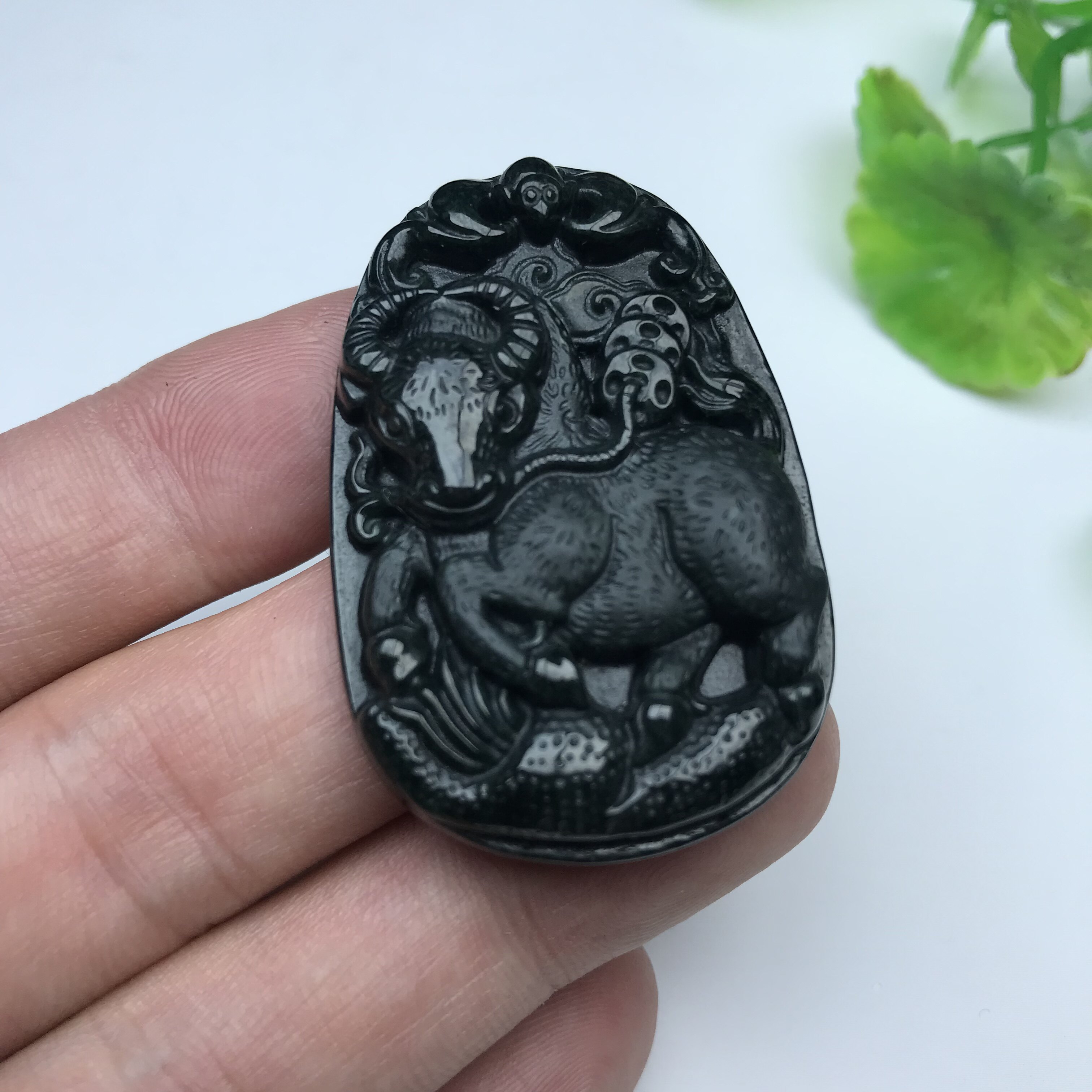 天然翡翠A货牛气冲天吊坠生肖牛玉坠墨翠牛项链挂件