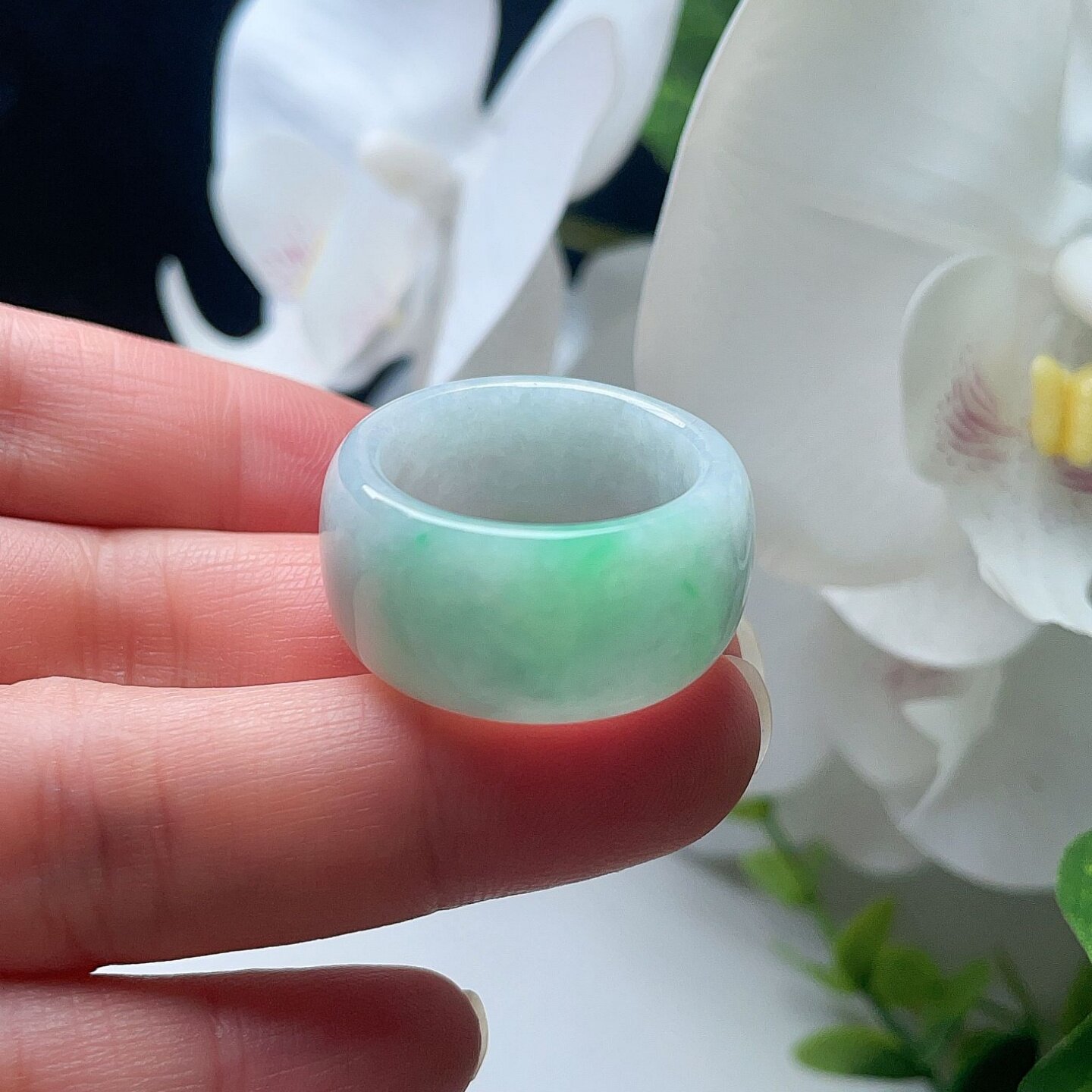 天然翡翠圆扳指乳白飘阳绿玉指环