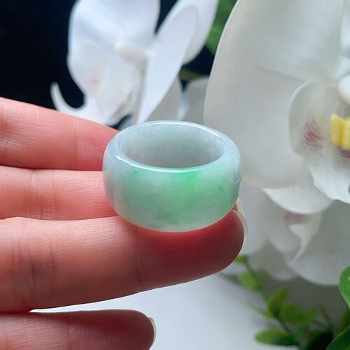 天然翡翠圆扳指乳白飘阳绿玉指环