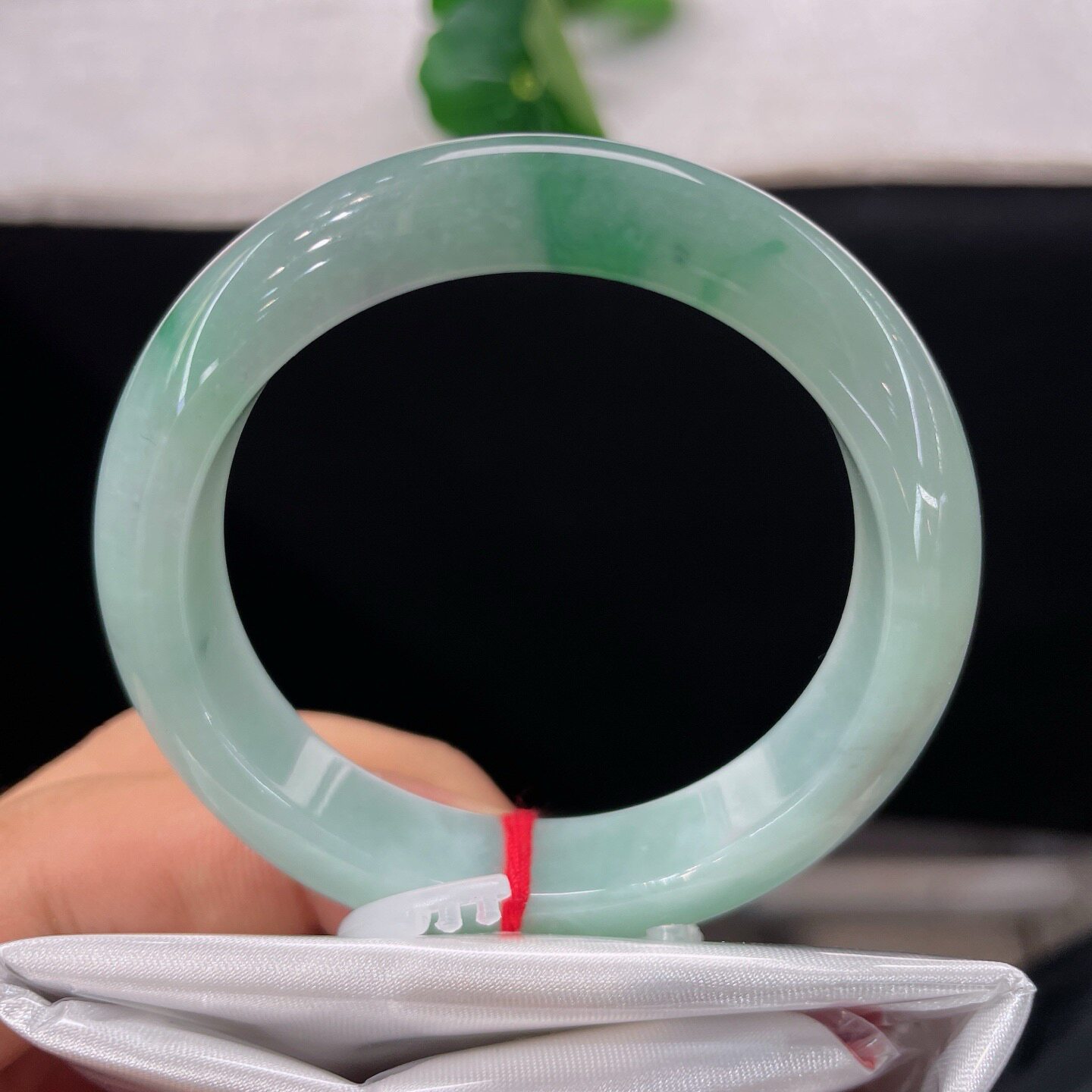 天然A货翡翠手镯淡绿飘花50-51mm缅甸老坑玉镯浅绿宽边手环小圈