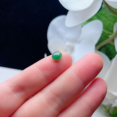 天然翡翠小蛋面满辣绿飘一点黄彩