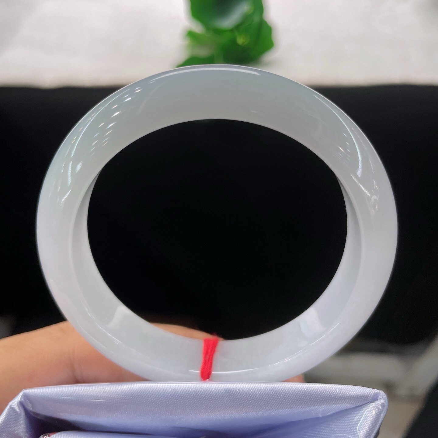 天然A货翡翠宽边手镯乳白老坑玉镯55mm圈口缅甸淡绿白玉环