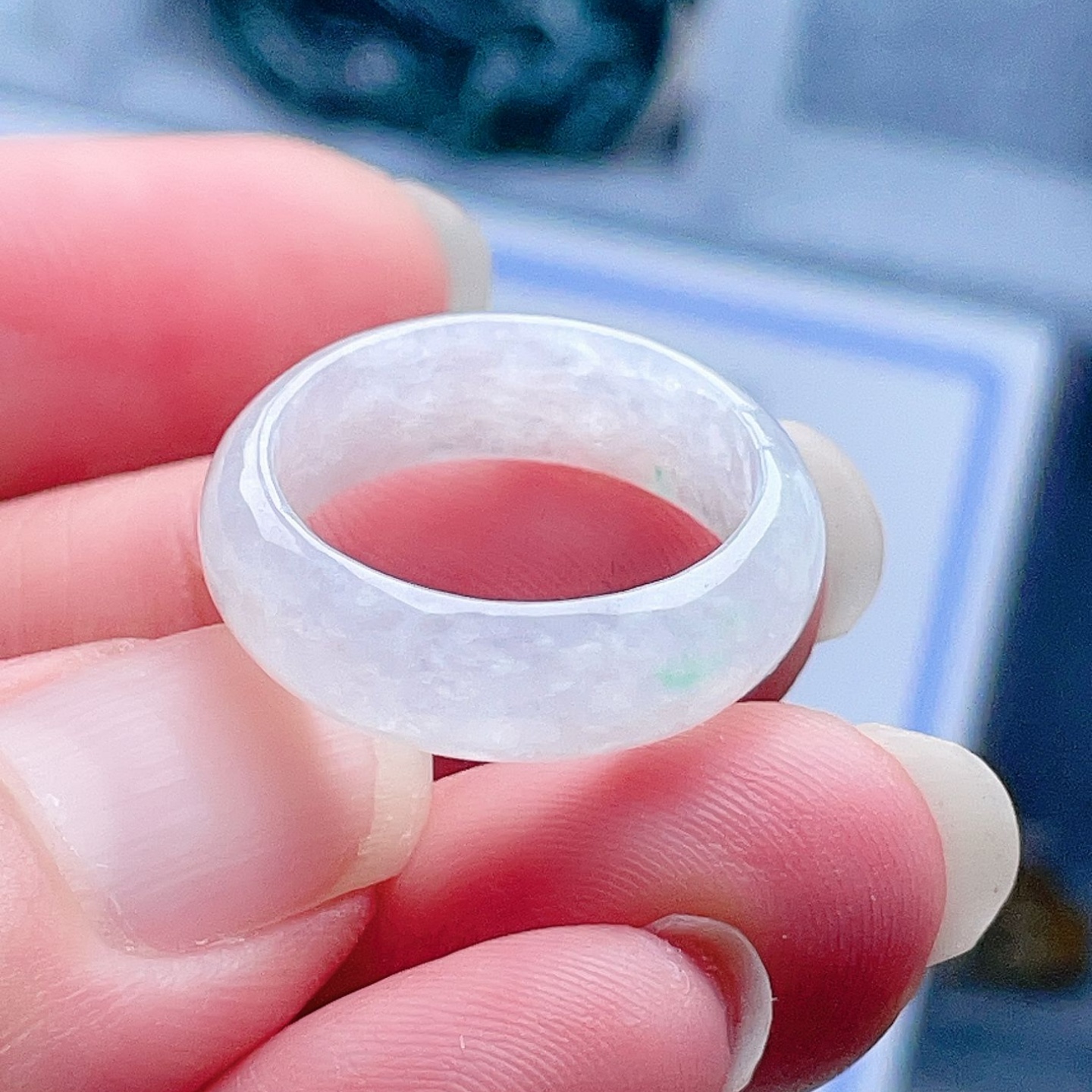 天然翡翠宽边戒指乳白飘阳绿清新