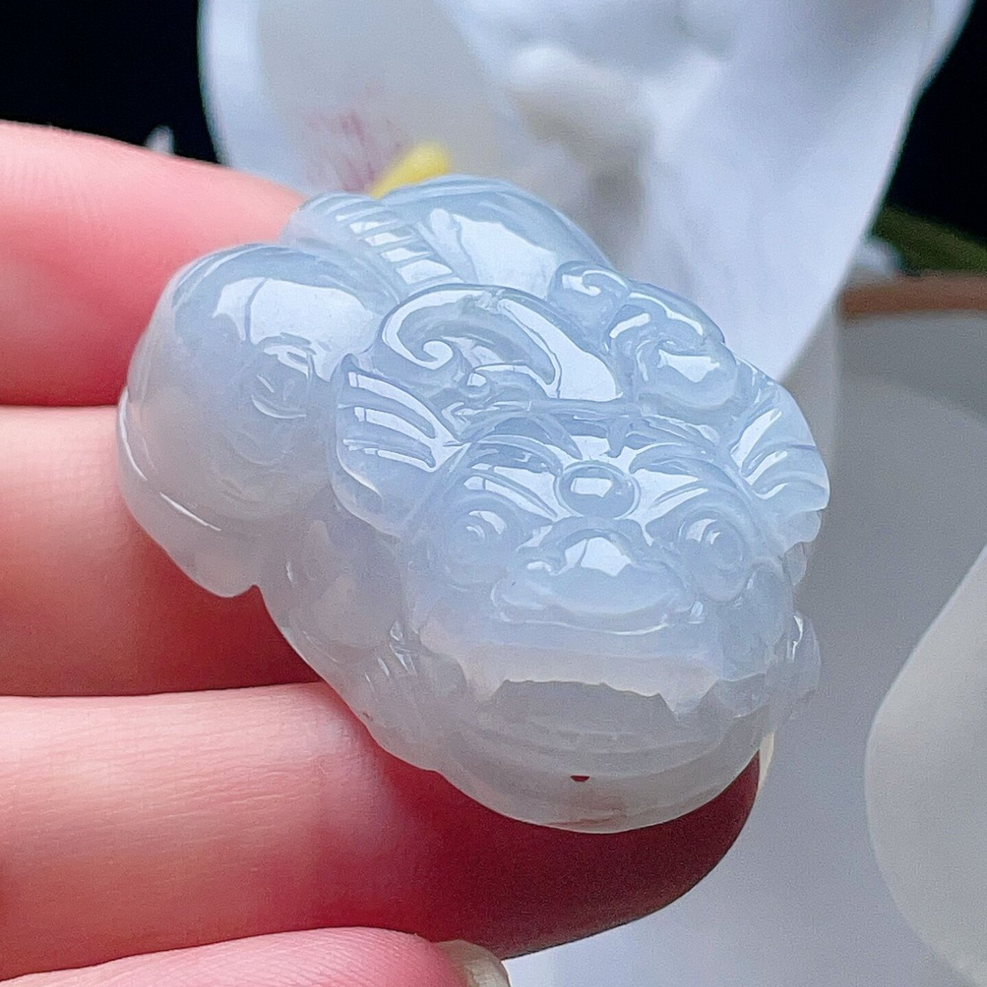天然翡翠霸王貔貅吊坠乳白洒金