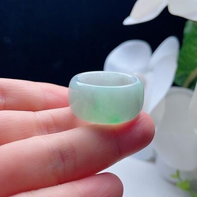天然翡翠圆扳指乳白飘阳绿清新