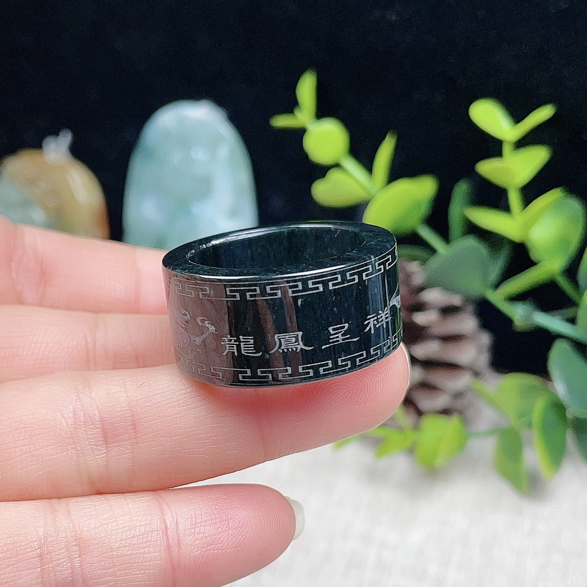 天然翡翠方戒指龙凤呈祥平口直边