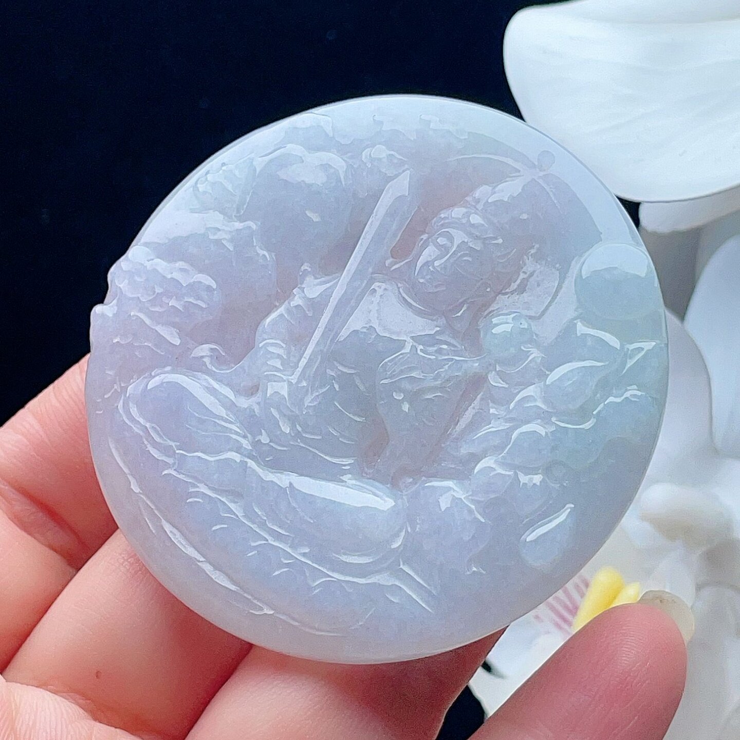 天然翡翠大势至菩萨吊坠乳白淡绿