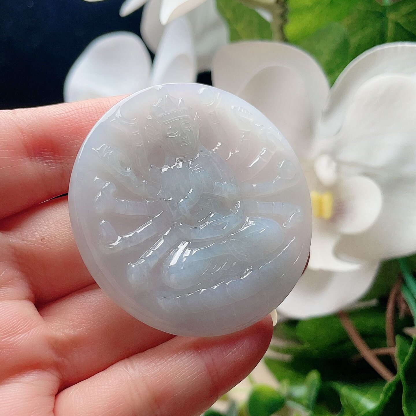 天然翡翠千手观音吊坠乳白淡绿