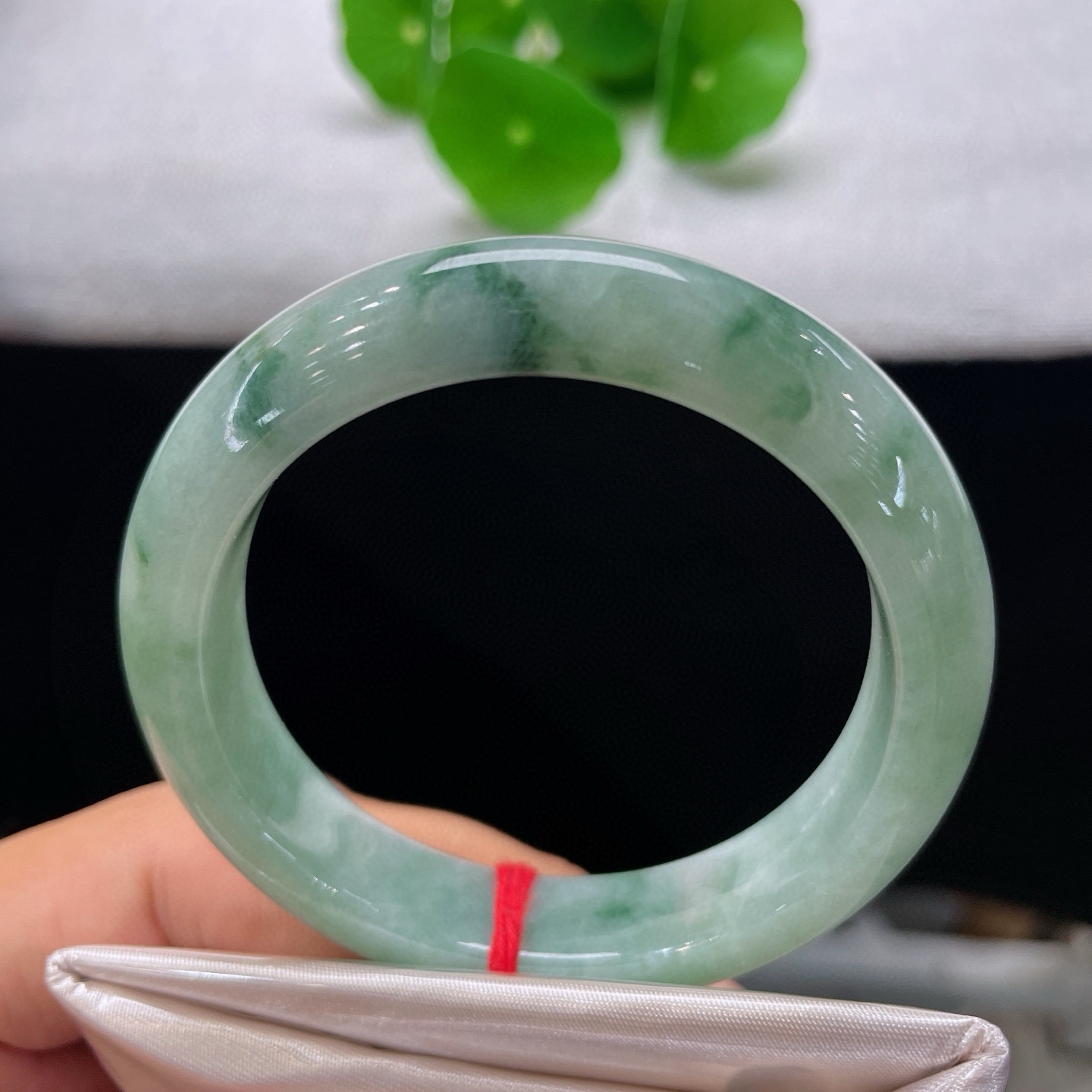 清货天然A货翡翠手镯飘绿花51.9mm缅甸老坑玉镯裂纹瑕疵意境优雅