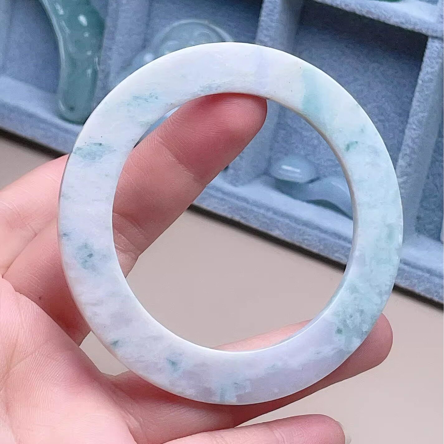 天然A货翡翠乳白飘花方手镯54.3mm缅甸老坑细边薄款玉镯意境清新