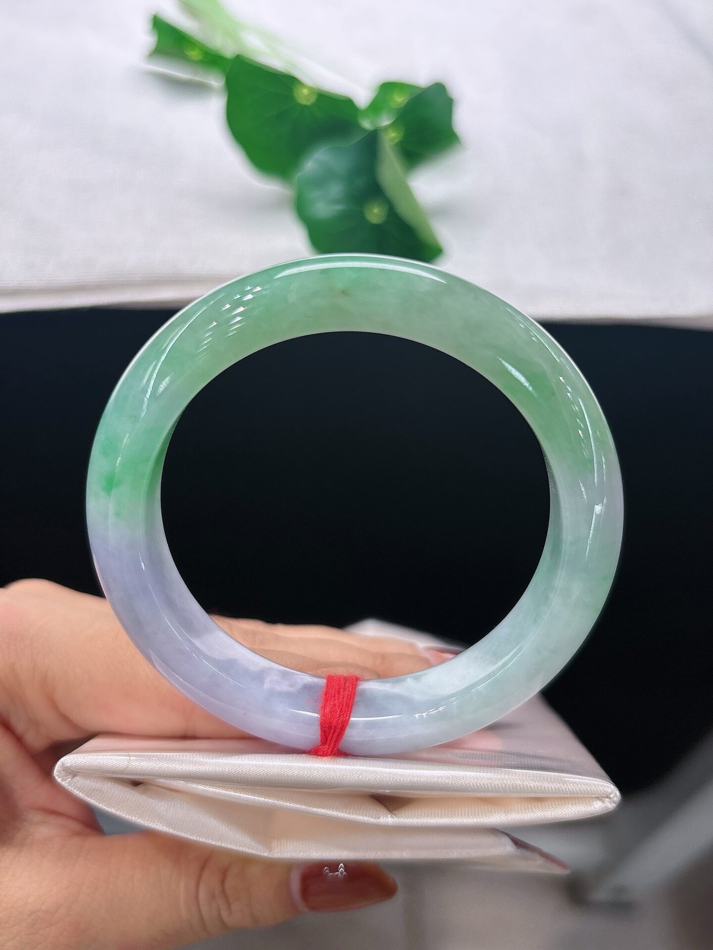 天然A货翡翠手镯紫绿飘花54mm缅甸老坑玉镯白底飘绿手环幸运圈