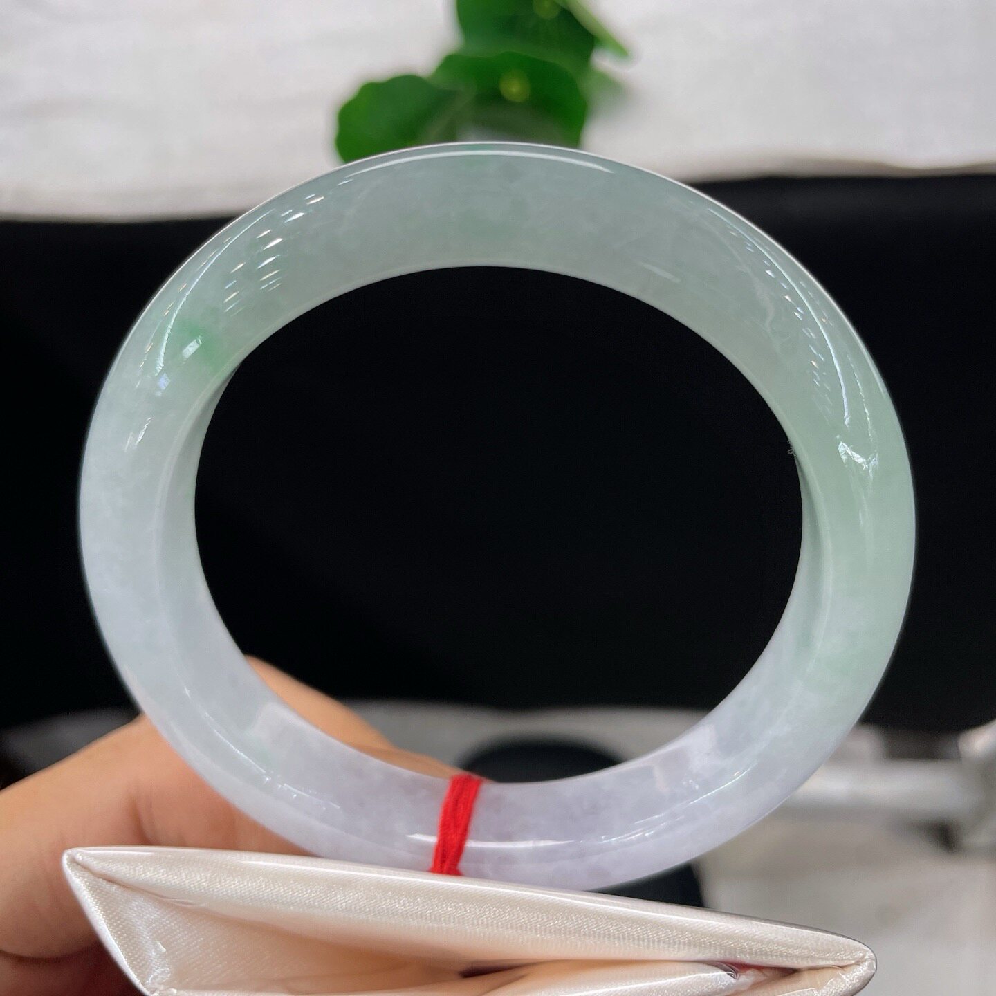 天然A货翡翠宽边手镯冰糯淡绿飘花60mm缅甸老坑玉镯白底浅绿手环