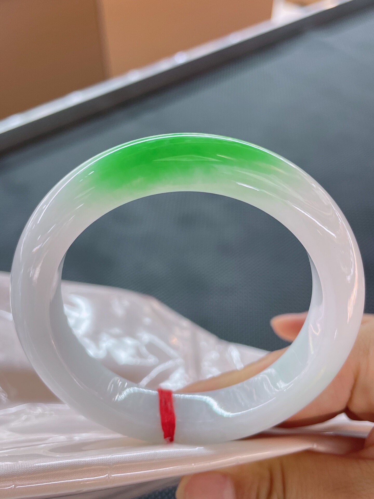天然A货翡翠白底青飘阳绿58mm缅甸老坑玉镯子手环正圈辣绿手镯