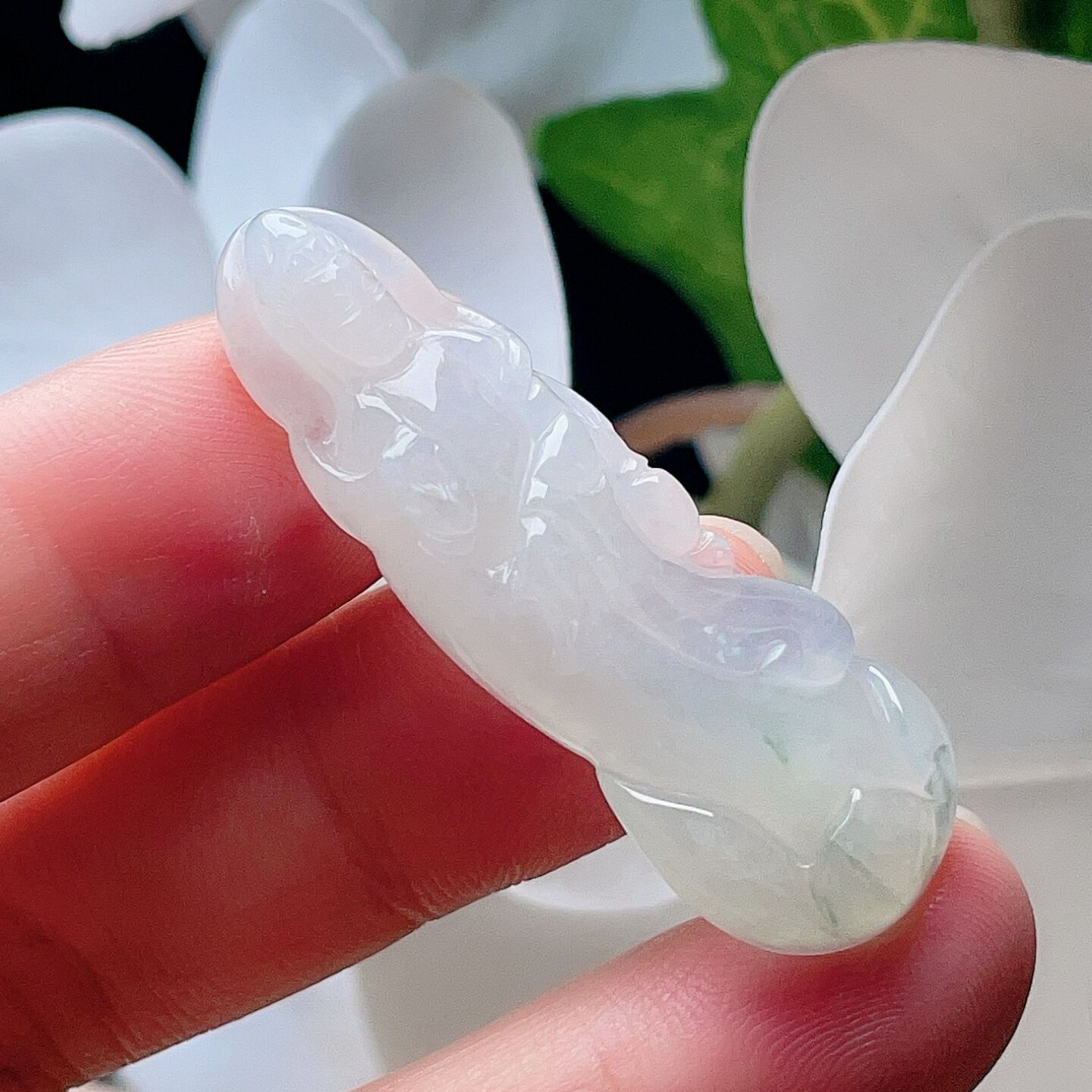 天然翡翠冰种观音乳白淡绿飘花