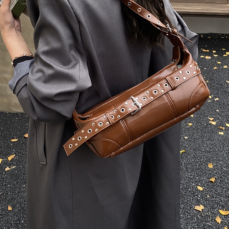 机车风铆钉腰带包女包休闲包包2025新款潮手提包秋冬时尚感单肩包