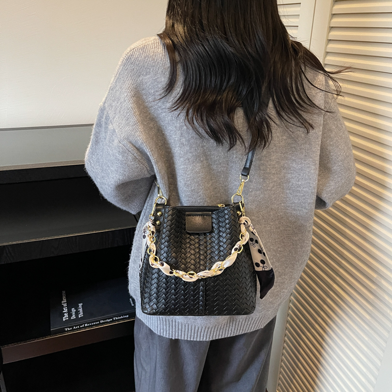 水桶包时尚小包包2025新款潮简约日韩休闲包洋气单肩包斜挎包链条