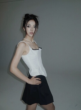 FKTA 白色方领蕾丝拼接鱼骨绑带胸衣显瘦背心+黑色百褶短裙两件套