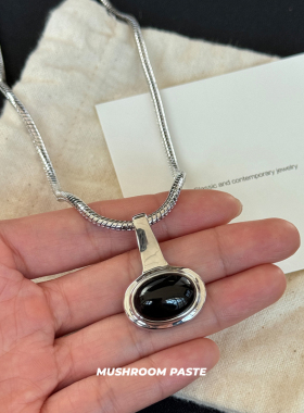 蛇骨项链女轻奢小众设计高级感银色锁骨链黑色吊坠春夏季配饰2024