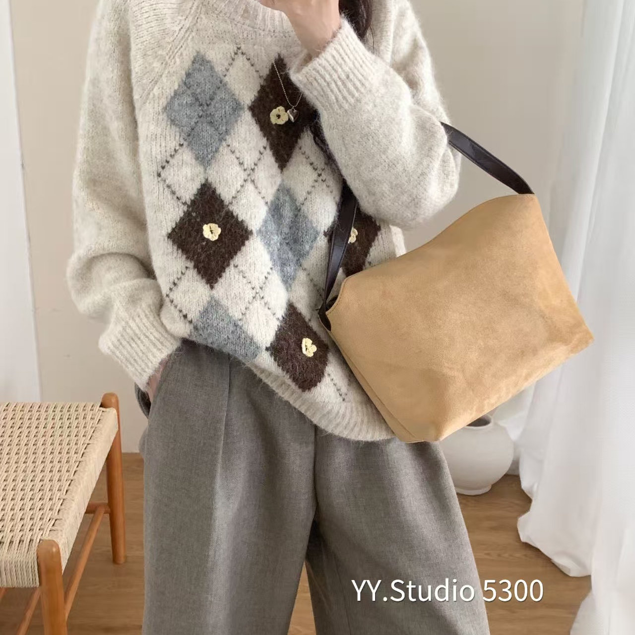简约学院风复古菱形格套头毛衣女秋冬新款休闲宽松百搭圆领针织衫