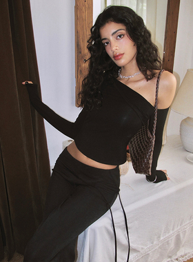 ITSNIKAR 裸感修身斜肩长袖T恤女初秋显瘦针织打底衫性感露肩上衣