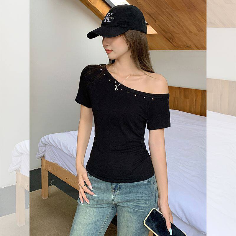 辣妹黑色斜肩T恤女短袖铆钉设计感修身显瘦露肩上衣