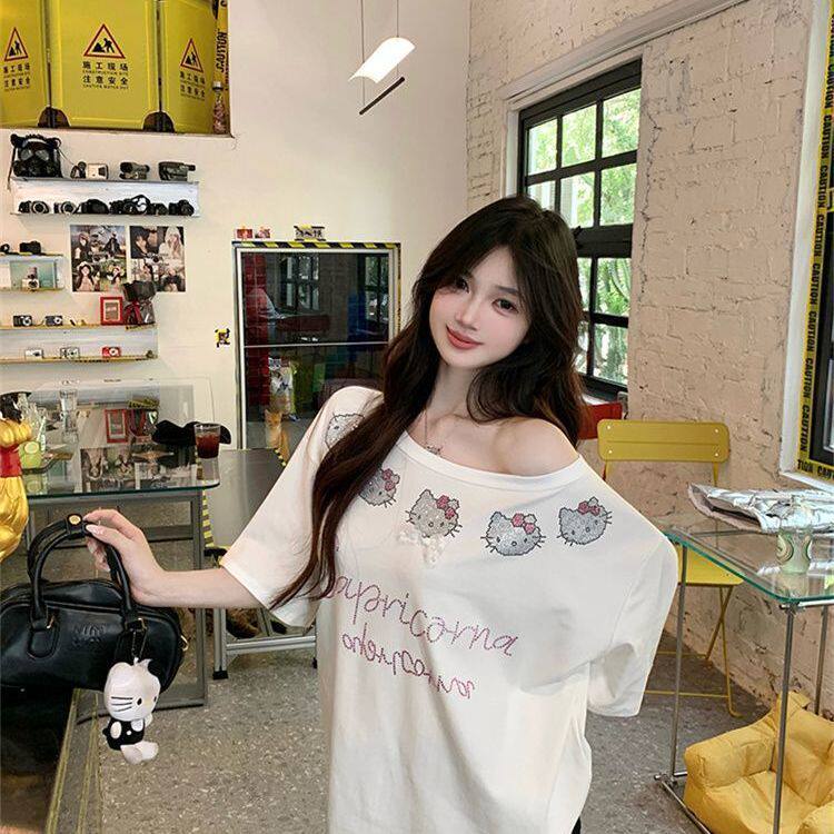 韩系kitty烫钻斜肩短袖T恤女夏宽松露肩设计感小众上衣