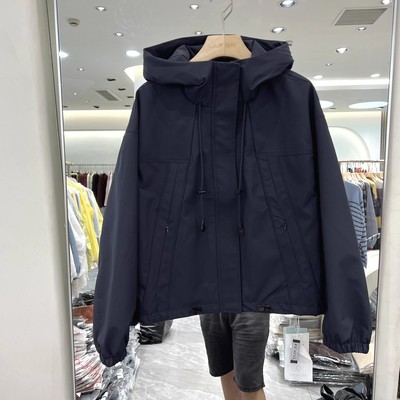 巨好看的戴帽子外套女杭州四季青