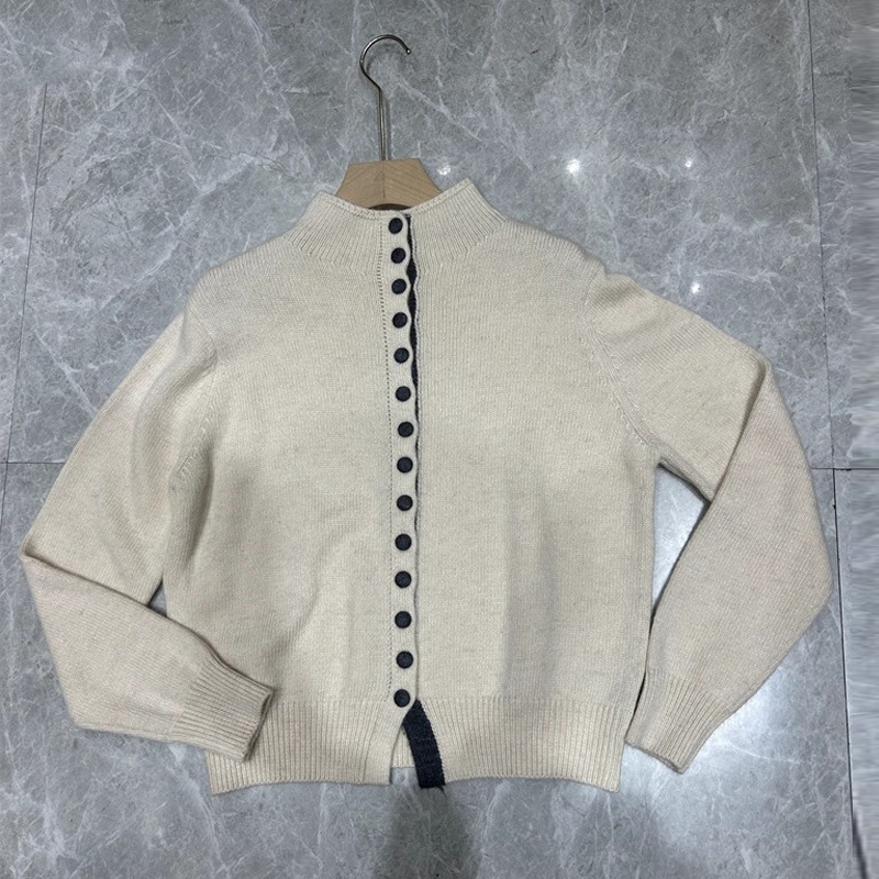 丽华慵懒风半高领单排扣针织开衫